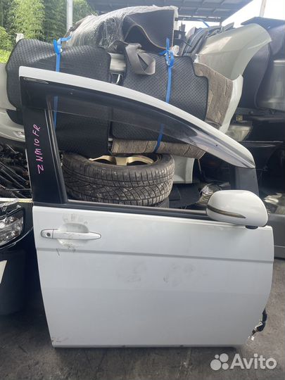Дверь перед право c Toyota Isis ZNM10G 1ZZ-FE