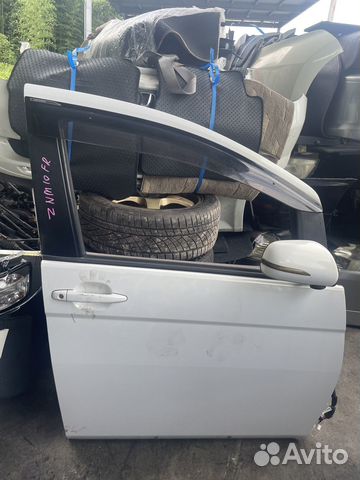 Дверь перед право c Toyota Isis ZNM10G 1ZZ-FE