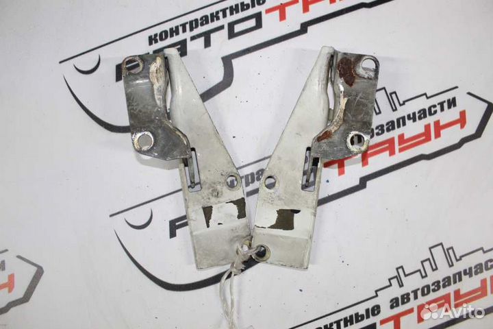 Кронштейн капота nissan bassara presage HU30 MU30