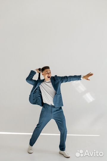 Ведущий с dj и оборудованием