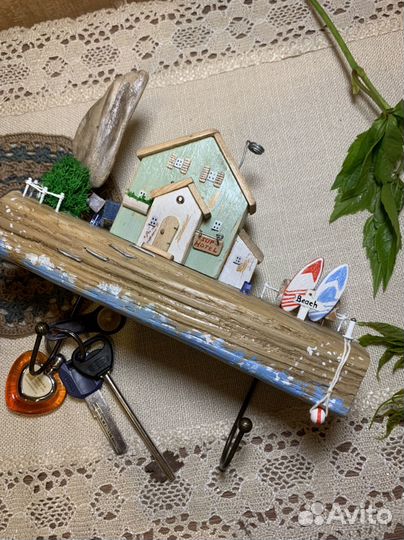 Настенная деревянная ключница ручной работы