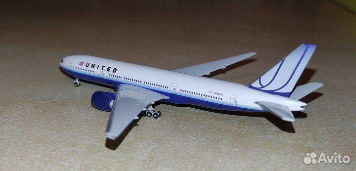 Модель самолета Herpa Boeing 777-200ER United