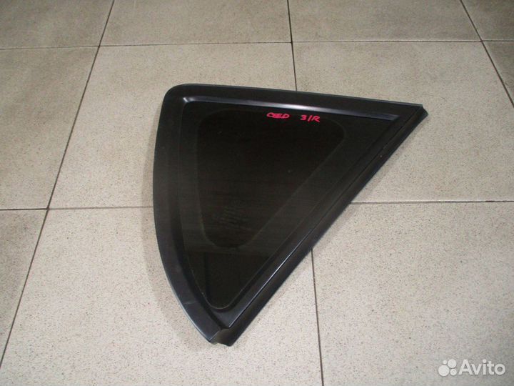 Стекло кузовное глухое правое Kia Ceed 1 (ED)
