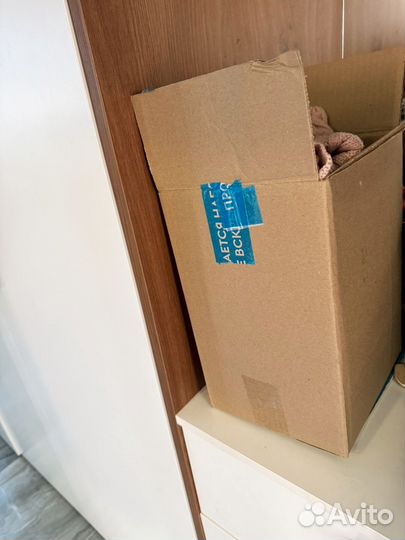 Маленькая коробка с детскими вещами