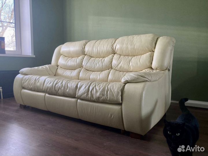 Кожаный диван