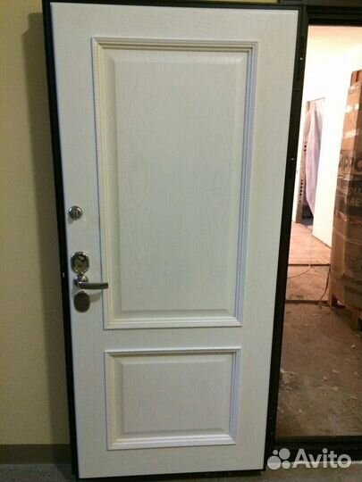 Дверь входная металлическая с зеркалом