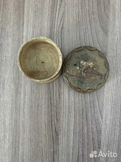 Старинная деревянная круглая шкатулка с рисунком