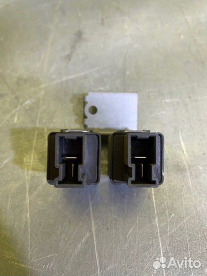 Реле стеклоподъемника Nissan Patrol Y62 Y62 5.6