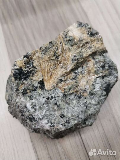 Лучистый титанит (сфен)