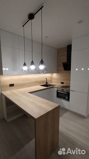 Угловая кухня с барной стойкой