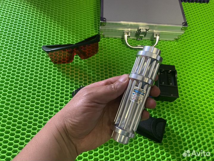 Мощная лазерная указка прожигает всё