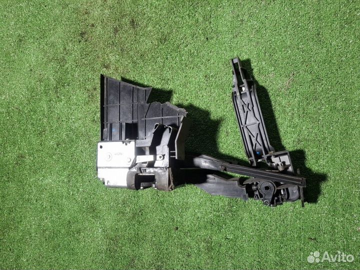 Замок двери передней правой Ford Fusion