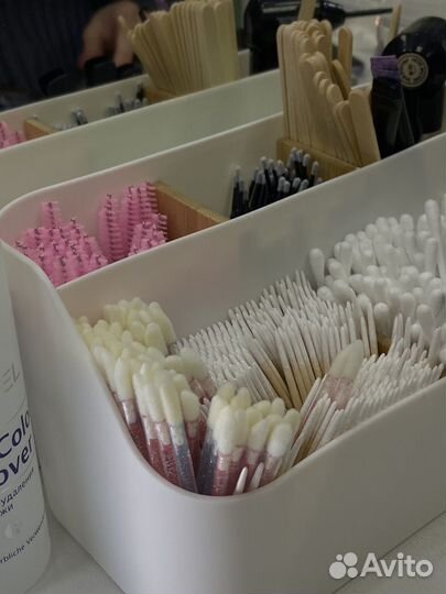 Модель на брови