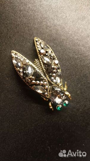 Брошь-муха с разноцветными камнями Сваровски