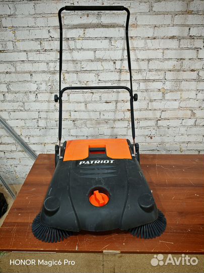 Механическая подметальная машинка