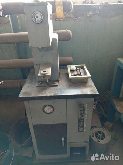 Клепальный станок для тормозных колодок