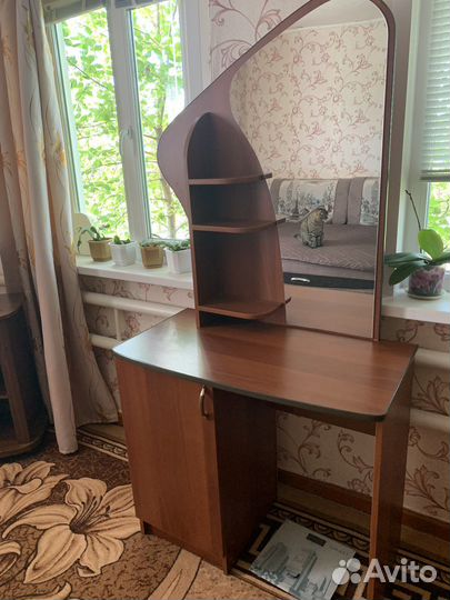 Трюмо с зеркалом