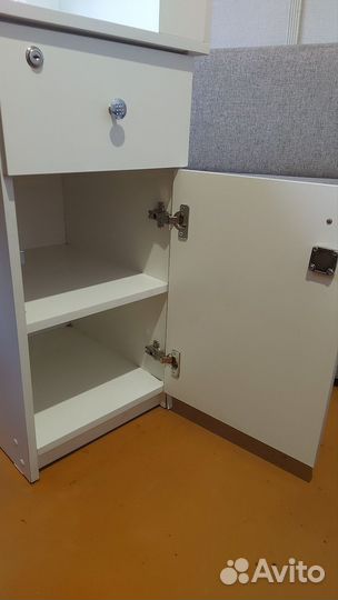 Маникюрный стол бу