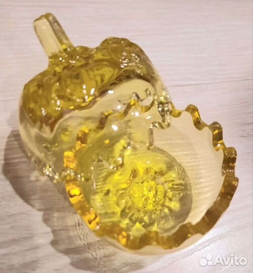 Лимонница, яблоко. Ретро