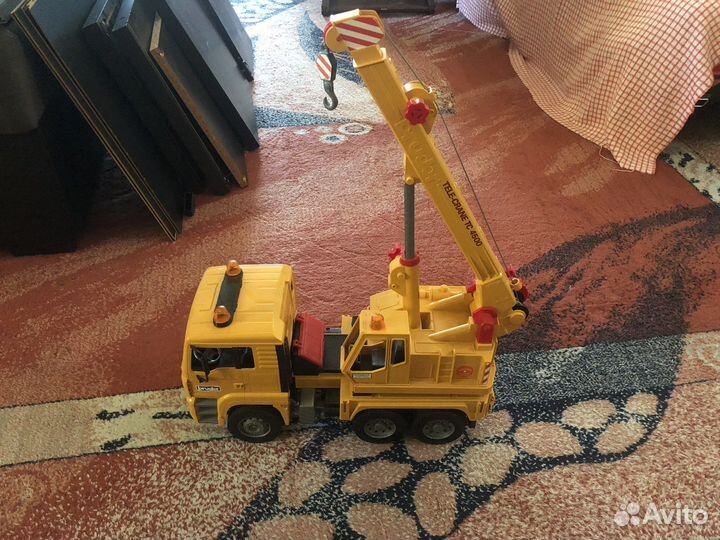 Игрушечный подъёмный кран