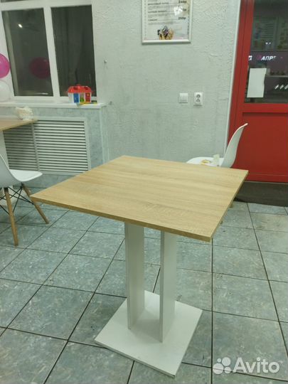 Стол квадратный