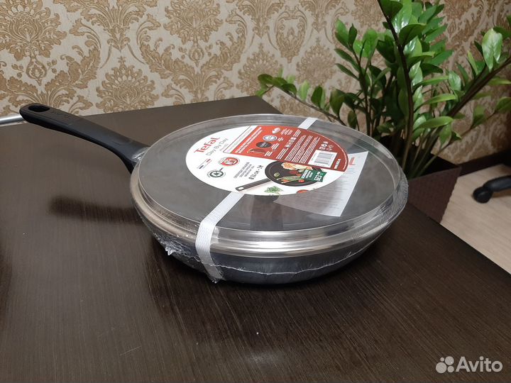Продам новую сковородку Tefal 24 см со сковородкой