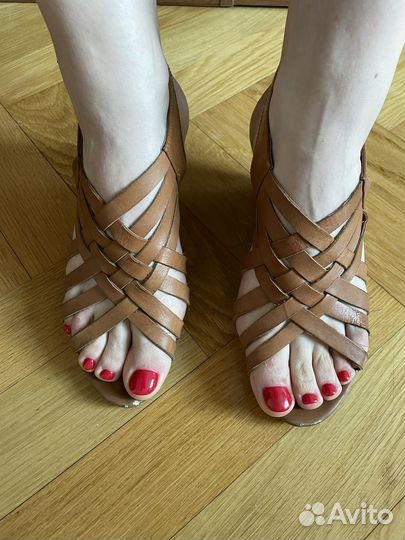 Босоножки на танкетке