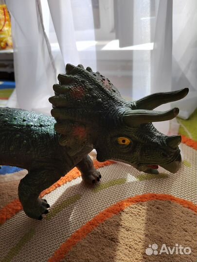 Игрушка-динозавр трицератопс