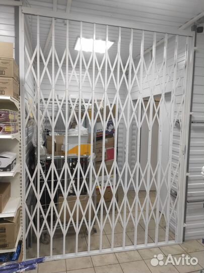 Решетка раздвижная на проем в магазине