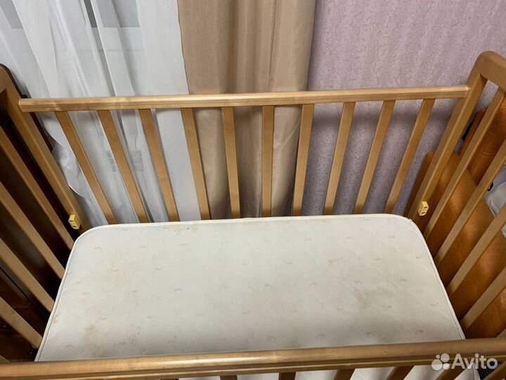 Детская кроватка с маятником и ящиком