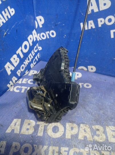 Передний правый замок двери Toyota Verso минивен