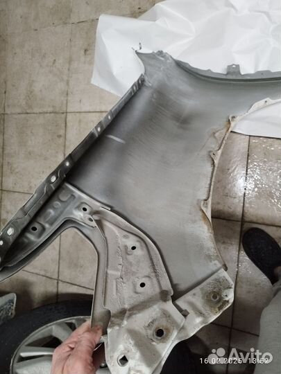 Крыло переднее правое toyota land cruiser 200