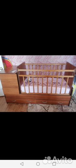 Детская кроватка с продольным маятником