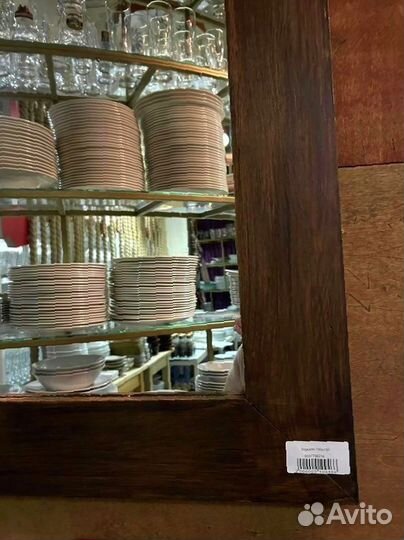 Большое зеркало в деревянной раме