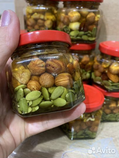 Мед с орешками - вкусный подарок