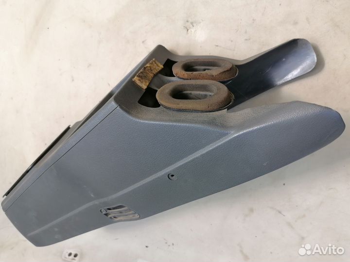 Консоль центральная с прикуриват. Renault 19 1998