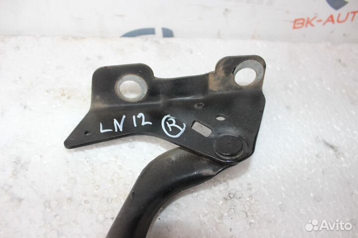 Петли капота на Lincoln Navigator 2