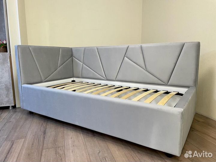 Кровать угловая