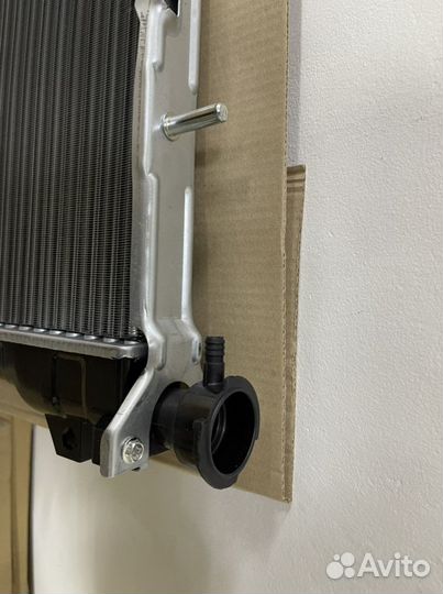 Радиатор охлаждения Dodge Caravan 2.4