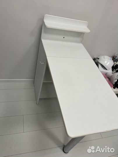 Маникюрный стол