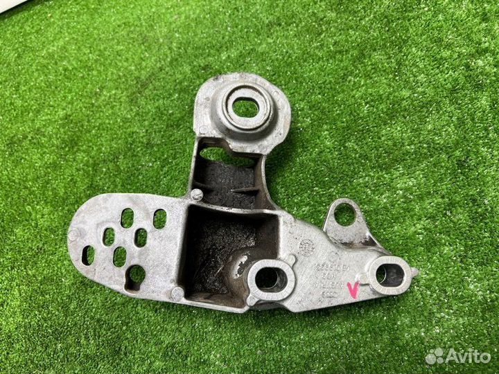 Кронштейн двигателя левый Audi A4 B5 1.8 ADR 1996