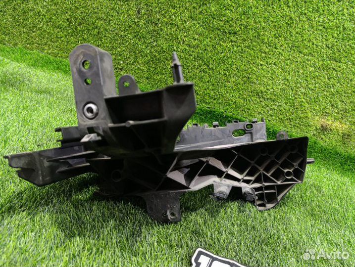 Крепление бампера переднее левое Jeep Grand