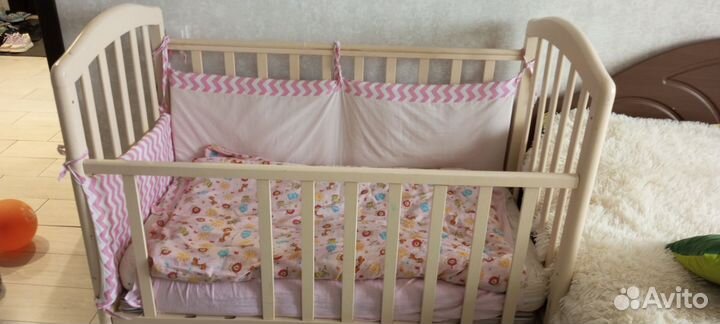 Детская кроватка с маятником