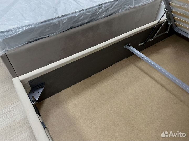 Кровать с подъемным механизмом