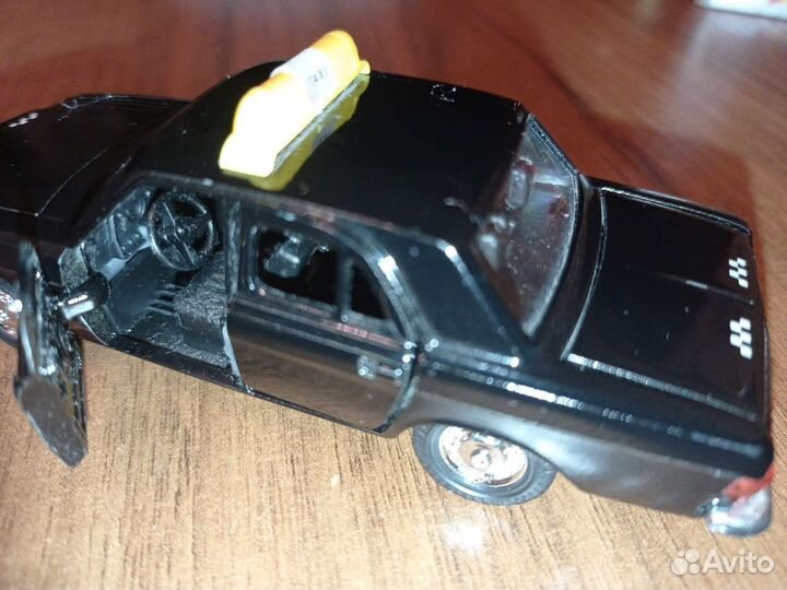 Модель автомобиля 1/43 Волга 3102