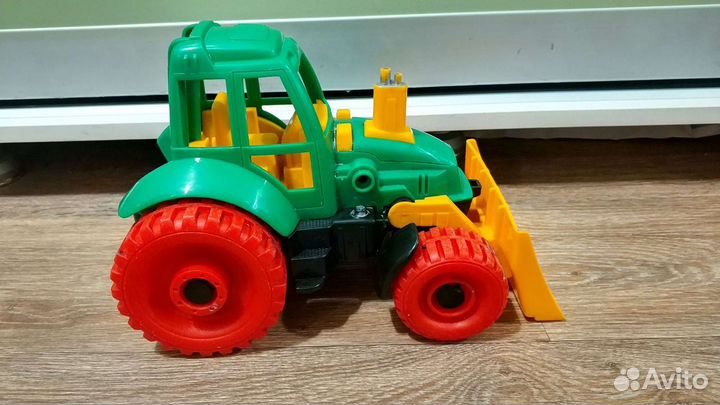 Трактор игрушка