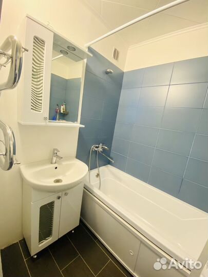 Зеркало со шкафчиком для ванной