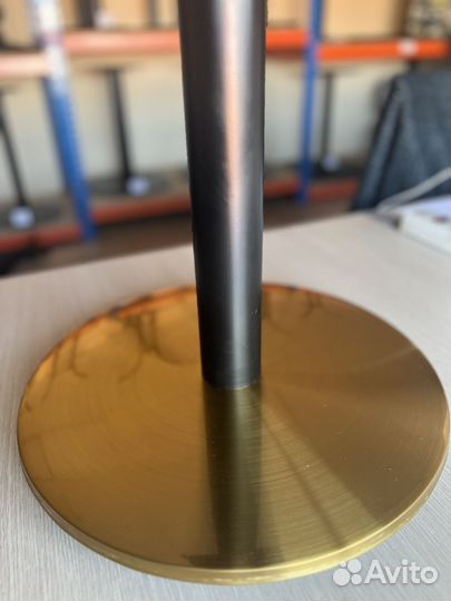 Подстолья блестящее золотого цвета