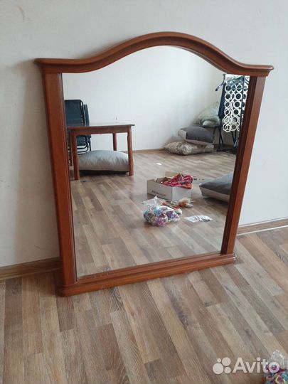 Зеркало в дереве