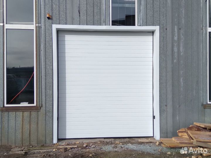 Подъемно-секционные ворота для склада